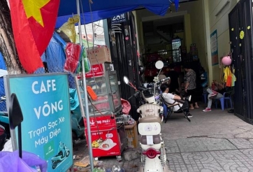 Thành phố Hồ Chí Minh: Nhiều quán ăn, quán cà phê trở thành điểm sạc xe máy điện