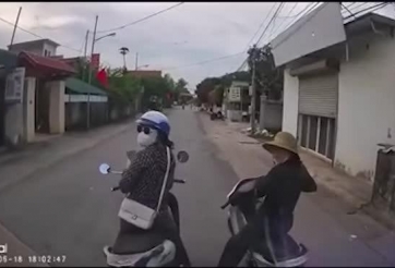 Hai người phụ nữ 'hồn nhiên' dừng xe máy giữa đường, tài xế ô tô bấm còi nhắc nhở liền bị chửi bới