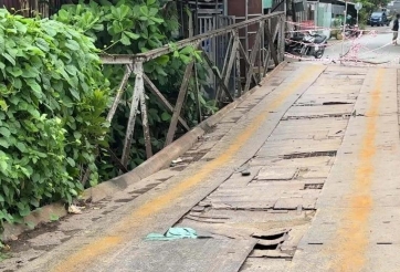 Cần Thơ: Xe ben chở quá tải làm lún cầu, tài xế khai 'không rành đường'