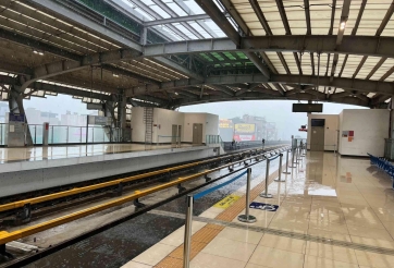 Nhà ga tàu Cát Linh - Hà Đông sau mưa lớn: Nước chảy từ mái xuống sàn, hành khách khốn đốn