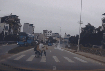 Ô tô phóng nhanh qua gờ giảm tốc, suýt đâm vào học sinh đi xe đạp