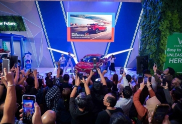 VinFast trưng bày VF 6 bản tay lái nghịch tại Triển lãm Ô tô quốc tế Indonesia