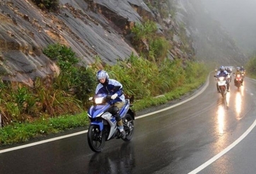 Cẩn trọng khi ôm cua: Những kỹ năng sống còn để tránh bị trượt bánh khi lái xe máy