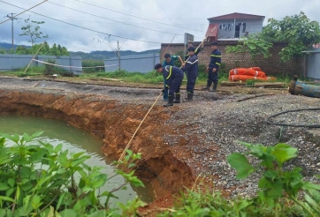 Bắc Kạn: Vẫn chưa tìm thấy nạn nhân rơi xuống 'hố tử thần' giữa quốc lộ