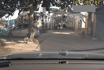 Rạp cưới chắn ngang đường: Bao giờ mới hết cảnh 'vui mình, phiền người'?