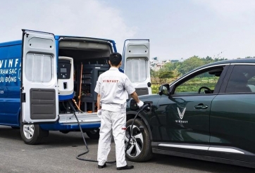 Người dùng VinFast cần biết: Xe điện hết pin giữa đường sẽ được kéo về trạm thay vì sạc tại chỗ