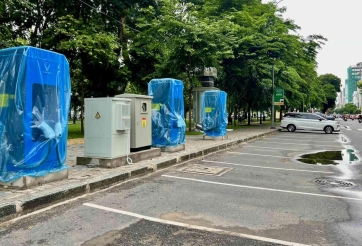 Hạ tầng sạc ô tô điện mở rộng với trụ sạc siêu nhanh đặt trên vỉa hè