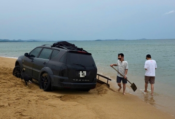 Tái diễn tình trạng ô tô chạy xuống bãi biển Tuy Hòa, tài xế bị công an mời làm việc