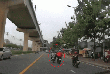 Thanh niên áo đỏ ra chân đạp ngã người đi xe máy giữa phố: Công an vào cuộc xác minh