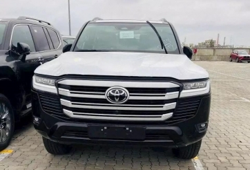 Toyota Land Cruiser LC300 2025 cập bến Việt Nam: Bổ sung trang bị, xe vẫn 'kèm lạc' tại đại lý