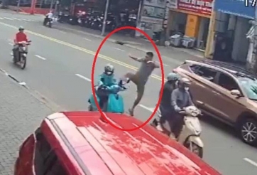 Nữ tài xế xe ôm công nghệ bị đạp ngã giữa đường sau khi nhắc nhở hành vi thiếu văn minh