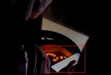 Tài xế xe khách 'vô tư' dùng điện thoại nhắn tin khi đang lái trên cao tốc: CSGT cảnh báo hậu quả nghiêm trọng