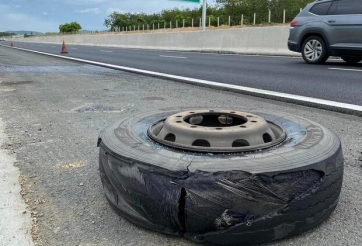 Nổ lốp ô tô: Nguyên nhân thường gặp, dấu hiệu cảnh báo và cách xử lý an toàn