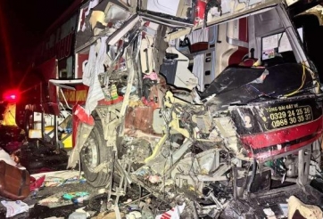 Xe khách dừng khẩn cấp vì nổ lốp, bị tông sau 30 giây: Cảnh báo tai nạn do không giữ khoảng cách an toàn trên cao tốc