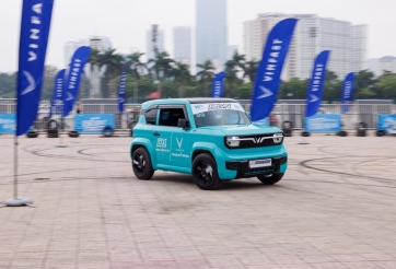 VinFast VF 3 trình diễn drift ấn tượng: Giữ nguyên hệ thống điện, nâng cấp để 'đốt lốp' chuẩn FIA