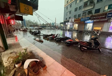 Giông lốc bất ngờ quét qua miền Bắc: Hà Nội - Quảng Ninh thiệt hại nặng, lật tàu du lịch khiến hàng chục người tử nạn