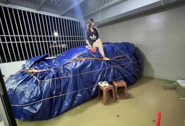 Bão số 3 sắp đổ bộ, chủ xe tự chế đủ cách 'cứu' xế cưng: Bọc bạt, buộc phao, chằng dây