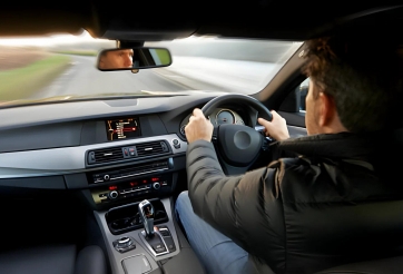 Mới lấy bằng lái? Tránh ngay 5 sai lầm phổ biến khiến bạn dễ gặp tai nạn