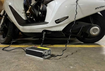 Sạc xe máy điện tại nhà sao cho an toàn? Những lưu ý quan trọng để tránh cháy nổ
