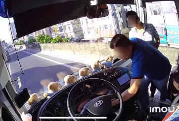 Truy tìm người đàn ông rút chìa khóa xe khách giữa đường Vành đai 3 trên cao