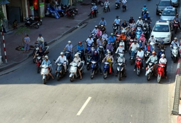 Chờ đèn đỏ dưới bóng râm tránh nắng nóng: Coi chừng bị phạt vì dừng xe sai vị trí