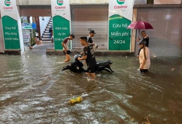 Trận mưa 'giải nhiệt' Hà Nội gây ngập diện rộng, chuyên gia khuyến cáo cảnh giác mưa lớn vào chiều tối