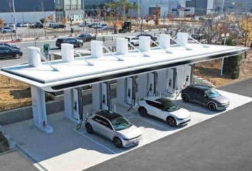 Vì sao tài xế không nên đứng gần ô tô điện trong lúc chờ sạc?