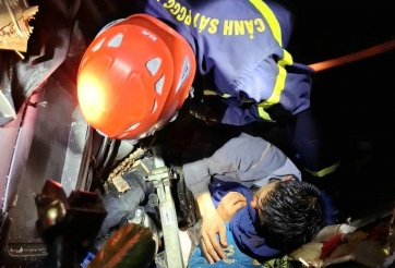 Đắk Lắk: Hơn 2 giờ căng thẳng giải cứu tài xế mắc kẹt trong xe tải chênh vênh bên vực sâu