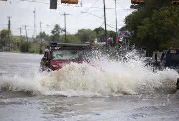 7 yếu tố tài xế phải cân nhắc trước khi quyết định lái ô tô vào đường ngập nước