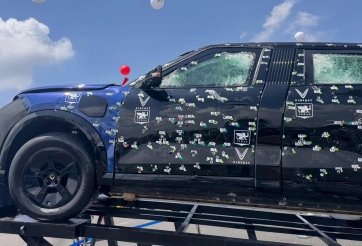 Cận cảnh Lạc Hồng 900 LX phiên bản chống đạn: Nặng hơn 5 tấn, chạy tối đa 450 km/sạc