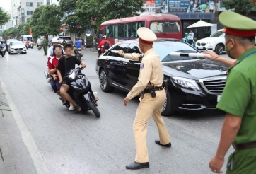 CSGT Hà Nội xử lý nhiều học sinh chạy xe máy không biển số, không đội mũ bảo hiểm