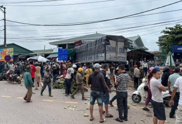 Xe tải mất lái lao thẳng vào chợ chuối khiến 12 người thương vong