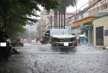 Cẩm nang kinh nghiệm bảo vệ ô tô mùa mưa bão: Từ chọn chỗ đỗ đến xử lý khi chết máy