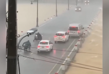 Hành động đẹp của các tài xế: Dùng xe làm 'lá chắn thép' bảo vệ người đi đường giữa mưa bão