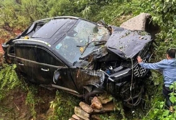 Sạt lở đất ở Sa Pa: Ô tô bị hất văng xuống vực, nhiều người thoát nạn trên đèo Ô Quy Hồ