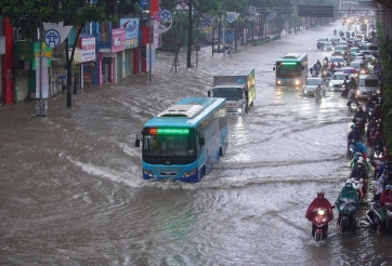 Mưa lớn từ rạng sáng 7/10 gây ngập diện rộng tại Hà Nội, nhiều tuyến phố tê liệt
