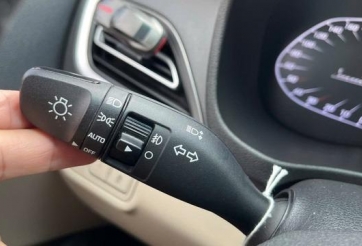 Nhiều tài xế vẫn gạt đèn xi-nhan sai cách khi vượt ô tô: Nguyên nhân do đâu?