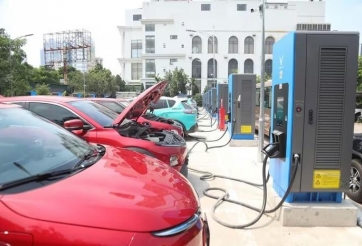 Hà Nội đề xuất thí điểm trạm sạc, tủ đổi pin xe điện tại các bãi đỗ công cộng