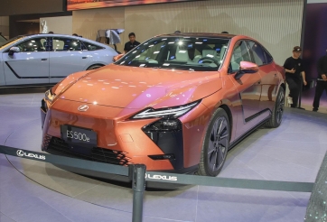 Đại lý báo nhận cọc Lexus ES 2026: Lần đầu có bản thuần điện, giá tạm tính từ hơn 2,3 tỷ đồng