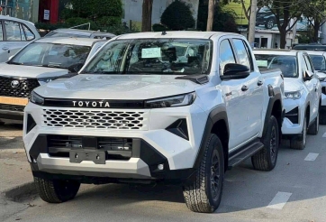 Toyota Hilux 2026 cập bến đại lý Việt trước thềm ra mắt: Dùng máy dầu 2.8L, nâng cấp trang bị đấu Ford Ranger