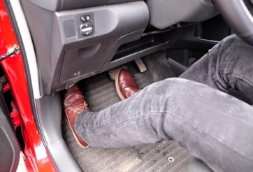 5 lưu ý quan trọng giúp tránh đạp nhầm chân ga, phanh khi lái ô tô số tự động