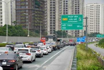 Vượt 'ải' ùn tắc sau Tết: Kinh nghiệm lái xe an toàn khi trở lại thành phố