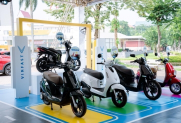 Mua xe máy điện: Người dùng Việt nên chọn sạc pin tại nhà hay đổi pin cho tiện?