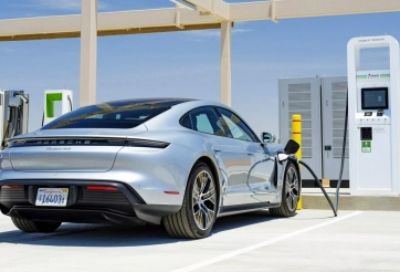 Giá xăng leo thang, lượng tìm kiếm về xe điện tăng mạnh: Cơ hội vàng cho EV?