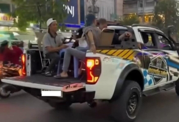 Vụ nhóm người ngồi ăn uống trên thùng xe bán tải: Tài xế vẫn bị phạt dù clip quay từ hơn 3 năm trước