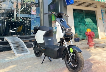 Ảnh thực tế VinFast Amio tại đại lý: Xe máy điện có bàn đạp, chạy tối đa 65 km/sạc