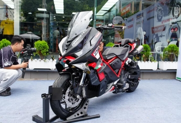 Italjet Dragster 700: Mô tô mang kiểu dáng xe tay ga, giá ngang một chiếc ô tô cỡ nhỏ
