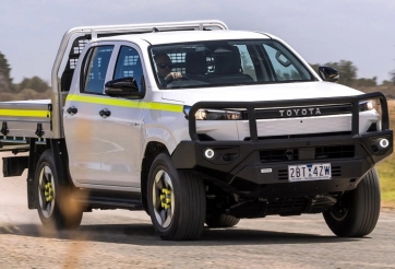 Toyota chưa đưa công nghệ PHEV lên Hilux vì lo mất chất bán tải