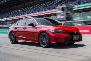 Honda Civic e:HEV 2026 tăng công nghệ an toàn, bản RS có thêm giả lập sang số