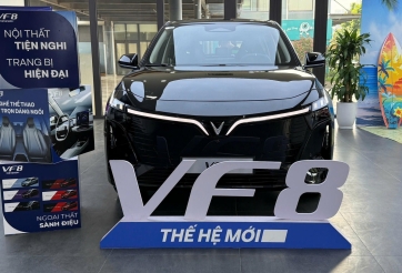 Ảnh thực tế VinFast VF 8 thế hệ mới tại đại lý: Bản thương mại thay đổi những gì so với bản trưng bày?